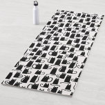 Tapete De Yoga Padrão de gato preto divertido<br><div class="desc">Um design de gato preto divertido para trazer muita sorte! Padrão preto e branco moderno com arte original de Nic Squirrell.</div>