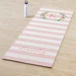 Tapete De Yoga Paradise Floral e Stripes Monograma<br><div class="desc">Este design giro giro apresenta um fundo rosado e listrado branco com coroa floral colorida. Personalize o design com seu nome e monograma ou outro texto. Use as ferramentas de design para escolher qualquer cor de fundo, editar as fontes de texto e as cores ou carregar suas próprias fotos para...</div>