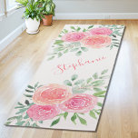 Tapete De Yoga Pastel Floral Watercolor Name Monograma<br><div class="desc">Este tapete de ioga floral é decorado com um buquê de aquarela de rosas e folhagem em tons de rosa, coral e verde. Facilmente personalizável com o seu nome ou fazer monograma este tapete ioga exclusivo para você. Use a Ferramenta Design para alterar o tamanho, o estilo ou a cor...</div>