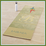 Tapete De Yoga Pose de Árvore de Nome do Monograma Personalizado<br><div class="desc">Este design clássico apresenta um Monograma e um nome multicolorido personalizado — primeiro ou último, sua escolha com seu primeiro nome. E, no verso, seu nome e endereço, se desejar, caso vocês dois estejam acidentalmente separados um dia. Simples e sofisticado — com um fundo texturizado. Quaisquer perguntas ou solicitações especiais...</div>