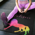 Tapete De Yoga Rainbow Glitter Unicorn Yoga Mat Personalizado<br><div class="desc">Este design foi criado através da arte digital. Pode ser personalizado clicando no botão personalizar e alterando a cor, adicionando um nome, iniciais ou as suas palavras favoritas. Entre em contato comigo em colorflowcreations@gmail.com se você quiser usar este design em outro produto. Compre minha pintura de acrílico abstrato original para...</div>