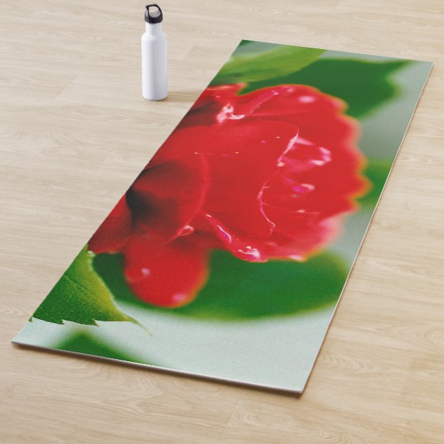 Tapete De Yoga Rosa vermelha de manhã coberta com gotas de orvalh (In Situ)