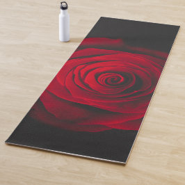 Tapete De Yoga Rosa vermelha no efeito de vintagem em fundo preto