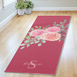 Tapete De Yoga Rosas de Borgonha Rosa Personalizados<br><div class="desc">Este bonito tapete ioga é decorado com um buquê de aquarela de rosas e folhagem em tons de rosa, coral e verde sobre um rico fundo cor-de-rosa. Um modelo de texto é incluído para personalizar este design com o seu nome e fazer de monograma este tapete de ioga exclusivo para...</div>