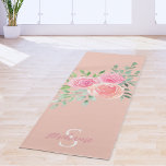 Tapete De Yoga Rosas Rosa Escamudo Personalizadas<br><div class="desc">Este tapete ioga bonito é decorado com uma buquê de aquarela de rosas e folhagem em tons de rosa, coral e verde sobre um fundo rosa esbranquiçado. Facilmente personalizável com seu nome e monograma. Use a Ferramenta Design para alterar o tamanho, o estilo ou a cor do texto. À medida...</div>