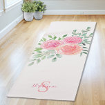 Tapete De Yoga Rosas rosa personalizadas<br><div class="desc">Esse bonito tapete de ioga é decorado com um buquê de aquarela de rosas e folhagem em tons de rosa, coral e verde. Um modelo de texto é incluído para personalizar este design com o seu nome e fazer de monograma este tapete de ioga exclusivo para você. Original Watercolor ©...</div>