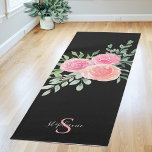 Tapete De Yoga Rosas rosa personalizadas, pretas<br><div class="desc">Este tapete de ioga na moda é decorado com um buquê de aquarela de rosas e folhagem em tons de rosa,  coral e verde sobre fundo preto. Facilmente personalizável com seu nome e monograma,  este tapete de ioga é único para você. Original Watercolor © Michele Davies.</div>