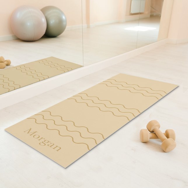 Tapete De Yoga Sandy Beige Modern Wavy Lines With Custom Name (Disclaimer: This image is a digital mockup.)