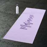 Tapete De Yoga Script de nome personalizado violeta roxo<br><div class="desc">Cor violeta e lavanda como fundo. Personalize e adicione seu nome. Script de estilo manuscrito de cor púrpura. Traseira: sem design</div>