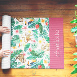 Tapete De Yoga Selva Tropical Colorida Personalizada<br><div class="desc">Prepare-se para o verão com este design colorido da selva em tons tropicais brilhantes de verde, rosa e amarelo. A ilha design apresenta um padrão repetitivo de folhas monstera e folhagem de aquarela verde com macacos, preguiças, papagaios e beija-flores adornados com flores tropicais cor-de-rosa e amarela. Personalize com um nome...</div>