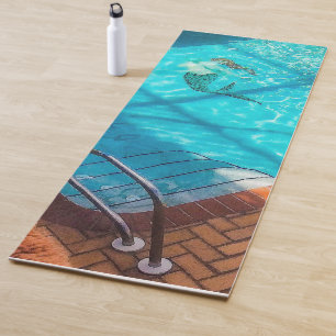 Tapete De Yoga Sereia numa Piscina de natação