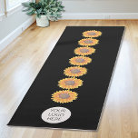 Tapete De Yoga Seu logotipo Yoga Studio Sunflower Chakras Yoga Ma<br><div class="desc">Este tapete de ioga personalizado é decorado com sete girassóis amarelos de cor d'água sobre fundo preto. Facilmente personalizável com o logotipo do seu estúdio de yoga. Porque nós criamos a nossa trabalho de arte,  você não encontrará esta imagem exata de outros designers. Original Watercolor © Michele Davies.</div>