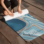 Tapete De Yoga Símbolo Azul e Dourado Marble Swirls Ohm<br><div class="desc">Bela joia de mármore em tons rola design com um símbolo Om e seu nome ou texto personalizado.</div>