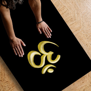 Tapete De Yoga Símbolo Om Dourado Elegante   Sânscrito Preto Espi