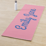 Tapete De Yoga Simples, azul e rosa, personalizado<br><div class="desc">Este tapete de yoga personalizado apresenta um belo e simples design do seu nome num estilo de tipografia divertida em azul cobalto num fundo rosa milenar. ideia de presente de excelente.</div>
