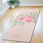 Tapete De Yoga Yoga Mat Rosa Personalizado<br><div class="desc">Este tapete de ioga floral é decorado com um buquê de aquarela de rosas e folhagem em tons de rosa, coral e verde sobre um fundo cor-de-rosa pincelado. Um modelo de texto é incluído para personalizar este design com o seu nome e fazer de monograma este tapete de ioga exclusivo...</div>