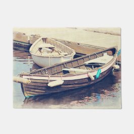 Tapete Dois Barcos em um Porto Náutico Rústico