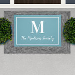 Tapete Elegante Aqua Blue Monograma inicial<br><div class="desc">Fresque a entrada da sua casa com esta elegante porta monográfica personalizada em cores aqua / azul lacrimogêneo e branco. Nota,  as cores podem ser modificadas. Personalize com o sobrenome da sua família no script e um monograma do estilo serif. Design inclui uma simples borda enquadrada.</div>