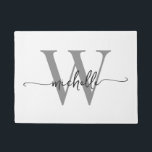 Tapete Elegante Moderno Nome com Letra Miúda Monograma Br<br><div class="desc">Tapete Personalizado Moderno Elegante e Estiloso com Nome ou Inicial em Cinza e Branco. Este design apresenta um primeiro nome em uma linda fonte manuscrita com rabiscos (ou tipografia) com monograma inicial em cinza e preto sobre branco. Ótimo presente feminino e elegante para aquecimento de casa, também para aniversário, casamento,...</div>