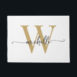 Tapete Elegante Moderno Nome Monograma em Script Branco e<br><div class="desc">Tapete Personalizado Moderno Elegante com Nome e Monograma em Branco e Dourado. Este design apresenta um primeiro nome em uma fonte manuscrita com rabiscos (ou tipografia) bonita, com monograma inicial em dourado e preto sobre fundo branco. Ótimo presente feminino e sofisticado para aquecimento de casa, também para aniversário, casamento, aniversário...</div>