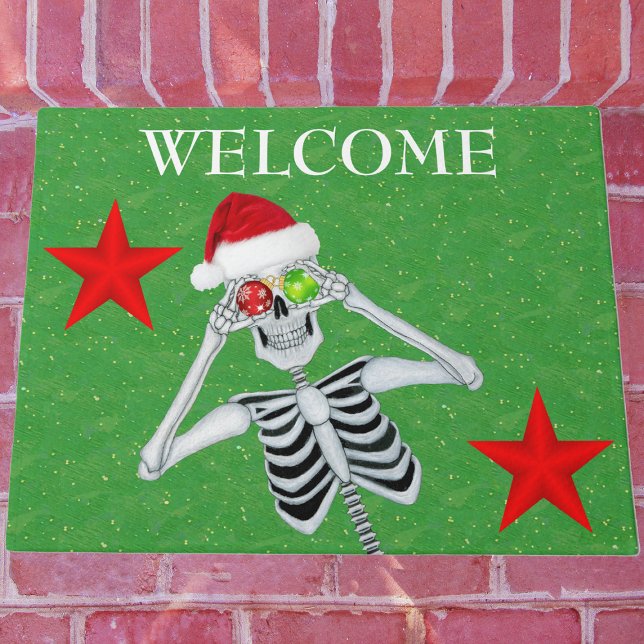 Tapete Engraçado Ornamento do Esqueleto Olhos Santa Hat S (fun Christmas skeleton Santa Hat ornaments red stars on green welcome outdoor mat.)