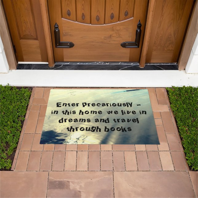 Tapete "Entrar Precariamente..." cria a maravilha na (Ar livre)