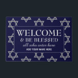 Tapete Estrela de David WELCOME<br><div class="desc">Na moda, Estrela de David WELCOME Door Mat com a redação WELCOME & BE BLESSED ALL WHITER ENTER AQUI (EXCETO TRESPASSERS). O fundo é uma estrela prateada falsa de David contra um fundo azul da meia-noite. Todo o texto é PERSONALIZÁVEL para que você possa alterar o texto de acordo com...</div>