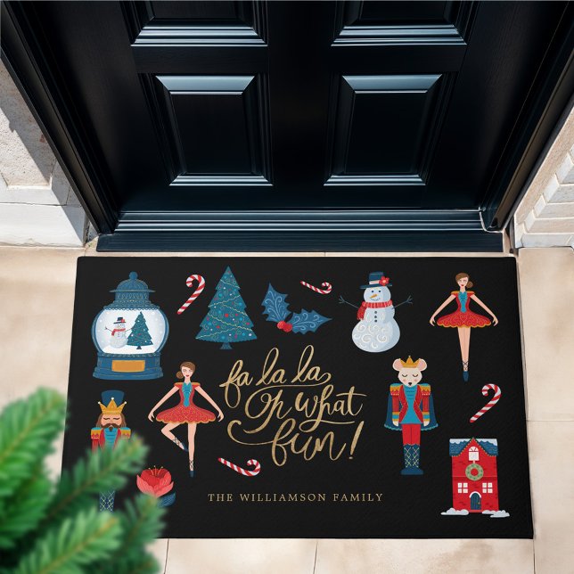 Tapete Fa La Oh Que Família De Nozes De Natal Divertida (Fa La Oh What Fun Christmas Nutcracker Family Doormat)