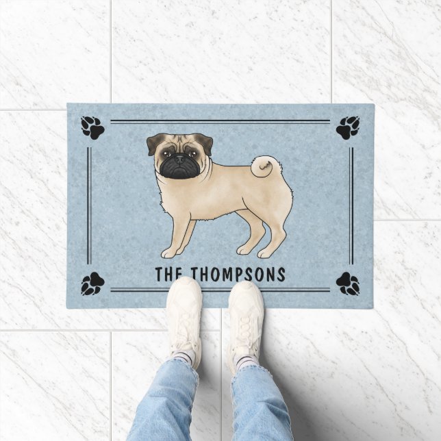 Tapete Fawn Pug Dog Cute Cartoon Design com Nome Familiar (Interior)