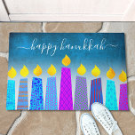 Tapete Feliz Hanukkah Script Modern Boho Candle Turquoise<br><div class="desc">"Feliz Hanukkah." Decorre a sua entrada em "estilo" com este tapete de boas-vindas personalizado único e divertido! Uma ilustração lúdica, moderna e artística das velas de padrão de feto em uma menorah ajuda você a lançar no feriado de Chanucá. Velas azuis cortadas com padrões de folha de alumínio coloridos cobrem...</div>