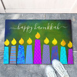 Tapete Feliz Hanukkah Script Modern Boho Candles em Verde<br><div class="desc">"Feliz Hanukkah." Decorre a sua entrada em "estilo" com este tapete de boas-vindas personalizado único e divertido! Uma ilustração lúdica, moderna e artística das velas de padrão de feto em uma menorah ajuda você a lançar no feriado de Chanucá. Velas azuis cortadas com padrões de folha de alumínio coloridos e...</div>