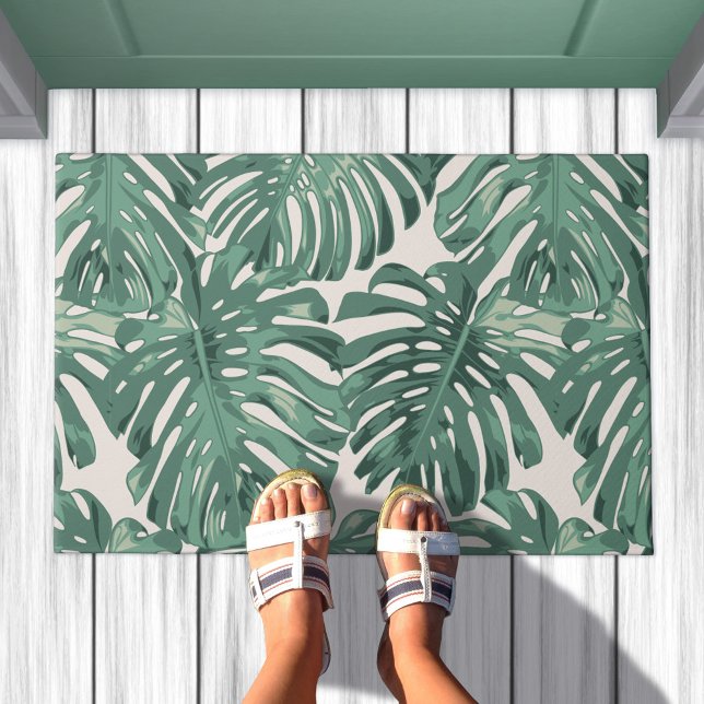 Tapete Folhas da Selva em Verde Sálvia Tropical (Doormat in situ. Pattern of sage green monstera jungle leaves)