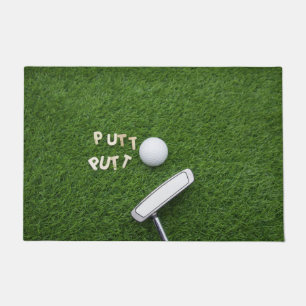 Tapete Golfe colocado com golfe e bola de golfe em verde