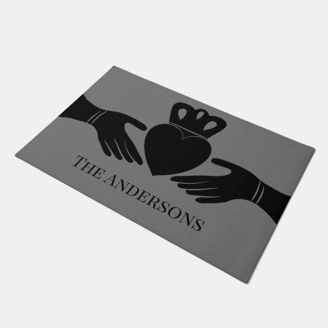 Tapete Gráfico do Anel de Cladagh Irlandês a Preto Person (Inclinado)