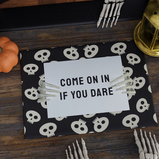 Tapete Halloween Entre Se Atreves Peles Bonitos (Come on in if you dare! A fun skull Halloween doormat with text you can change)