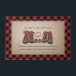 Tapete Hiking Boots Baby Calçados Remove Calçados Xadrez<br><div class="desc">Ilustração de dois pares de botas de caminhada para adultos com estratos vermelhos dispostos em forma de coração com calçados para bebês no meio. Personalize com seu nome. Poem diz, "Porque as mãos pequenas tocam o nosso chão, por favor, deixem os vossos calçados na porta" A base é o estoque...</div>