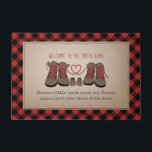 Tapete Hiking Boots Baby Calçados Remove Calçados Xadrez<br><div class="desc">Ilustração de dois pares de botas de caminhada para adultos com estratos vermelhos dispostos em forma de coração com calçados para bebês no meio. Personalize com seu nome. Poem diz, "Porque as mãos pequenas tocam o nosso chão, por favor, deixem os vossos calçados na porta" A base é o estoque...</div>