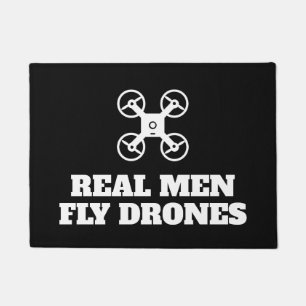Tapete Homens de verdade pilotam drones com porta engraça