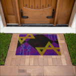 Tapete Imagem temática de Hanukkah da SlipperyJoe's amare<br><div class="desc">Imagem temática de Hanukkah da SlipperyJoe's Estrela de Davi amarelo dourado velas azuis com chamas laranjas ideia de presente de arte inspirada em Menorah identidade judaica espiritualidade feriado padrão simétrico ousado e retrô em forma de diamante no fundo combina tradição e design vibrante efeito de xadrez roxo e preto celebração...</div>