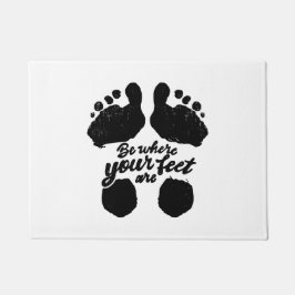 Tapete Impressão de "Estar onde estão seus pés" preto e b