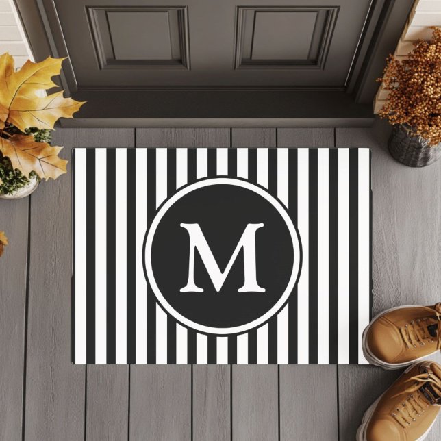 Tapete Listras Pretas E Brancas Clássicas Monograma (Classic Black And White Stripes Monogram Doormat)