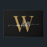 Tapete Moderno Nome Monograma Elegante Preto Dourado Scri<br><div class="desc">Esteira Personalizada Moderno Elegante Estiloso Preto e Dourado Monograma Inicial Nome Script Personalizado. Este design apresenta um primeiro nome em uma linda fonte de letra manuscrita com cauda swash (ou tipografia) com monograma inicial em dourado e branco sobre preto. Ótimo presente feminino com estilo para aquecimento de casa, também para...</div>