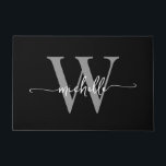 Tapete Moderno Script de Nome Monograma Preto Cinza Elega<br><div class="desc">Toalha de Porta Personalizada com Nome Inicial Monograma Preto e Cinza Moderno e Elegante. Este design apresenta um primeiro nome em uma linda fonte de letra manuscrita com cauda swash (ou tipografia) com monograma inicial em cinza e branco sobre preto. Ótimo presente feminino e elegante para aquecimento de casa, também...</div>