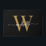 Tapete Moderno Script de Nome Monograma Preto Dourado Ele<br><div class="desc">Tapete Personalizado de Entrada com Nome Inicial Monograma Preto e Dourado Moderno Elegante e Glamuroso. Este design apresenta um primeiro nome em uma fonte de letra manuscrita swash tail bonita (ou tipografia) com monograma inicial em dourado e branco sobre preto. Ótimo presente feminino e sofisticado para aquecimento de casa, também...</div>