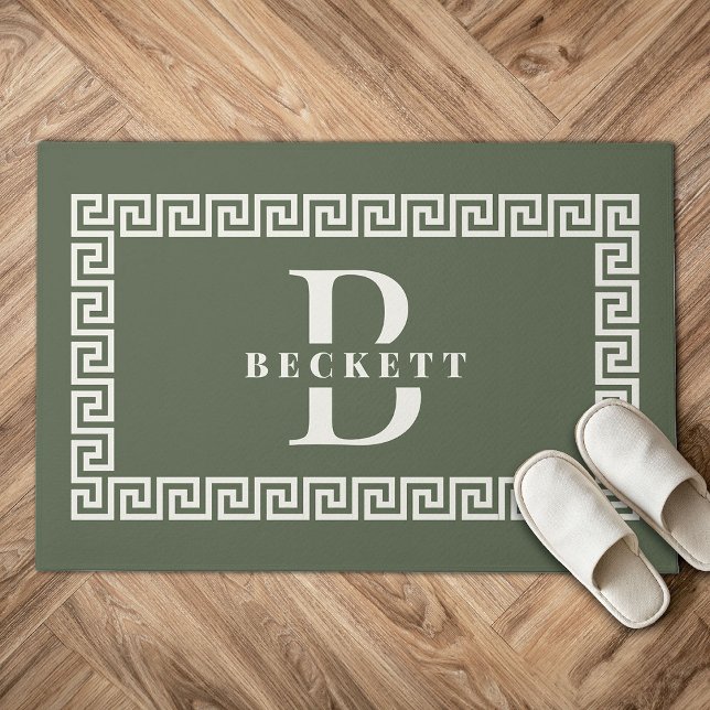 Tapete Monograma de Quadro-Chave Grego de Sábado Moderno (Green doormat with Greek key border design, featuring a large letter "B" over the name "Beckett." )