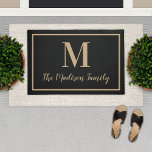 Tapete Monograma Personalizado de Tan Preto Elegante Inic<br><div class="desc">Fresque a entrada da sua casa com esta elegante porta monográfica personalizada em cores negras e naturais bronzeadas. Nota,  as cores podem ser modificadas. Personalize com o sobrenome da sua família no script e um monograma do estilo serif. Design inclui uma simples borda enquadrada.</div>