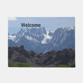 Tapete Montanhas com capa de neve de pinheiro solitário