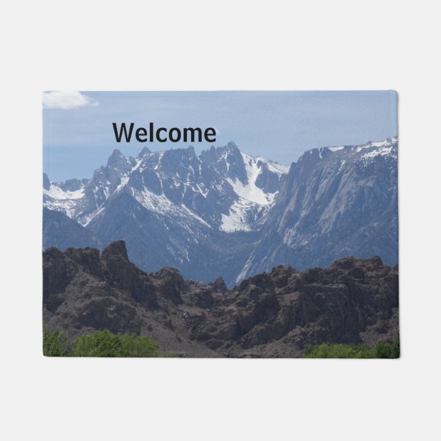 Tapete Montanhas com capa de neve de pinheiro solitário (Frente)