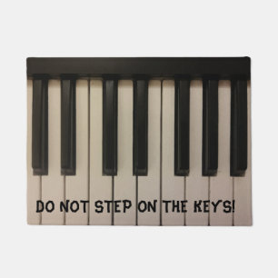 Tapete NÃO PISE no design das chaves do piano do