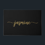 Tapete Nome com Monograma em Grafia de Ouro Preto Simples<br><div class="desc">Tapete Personalizado Feminino Minimalista Simples Limpo Preto e Dourado com Monograma de Nome Assinatura Rótulo. Este design apresenta seu primeiro nome em uma linda tipografia de letra manuscrita com rabiscos (ou caligrafia) em dourado sobre fundo preto. Ótimo presente feminino e elegante para aquecimento de casa, também para aniversário, aniversário de...</div>